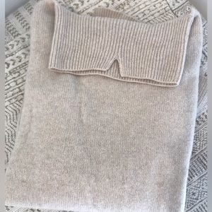 1 Day Left to Ship! 
 🤍Vince 100% Cashmere Oatmeal Turtleneck